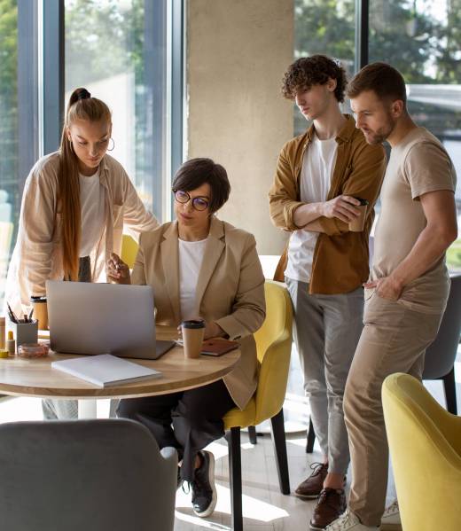 koledzy-pracujacy-w-przytulnym-biurze-full-shot